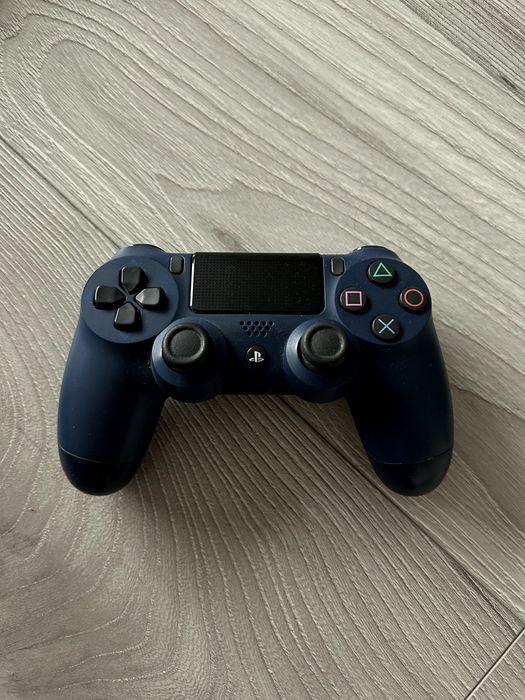 PS4 Pro + 2 manete + cameră video PlayStation