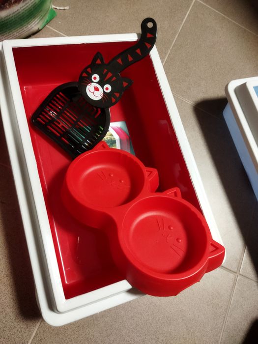 Котешка тоалетна с борд(за малки котенца, котка),лопатка и купичка.