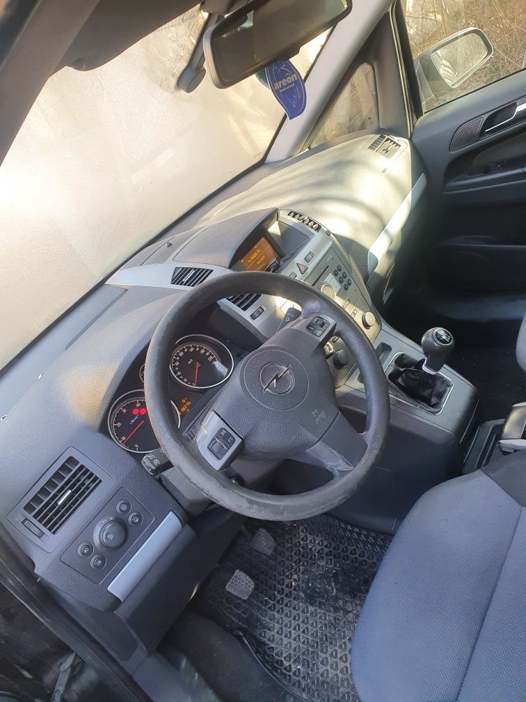 Dezmembrez Opel Zafira B 1.9 diesel 150 cai