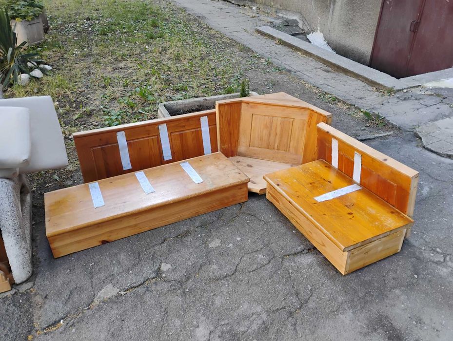 Интериорна дървена ъглова пейка с ракли, комплект