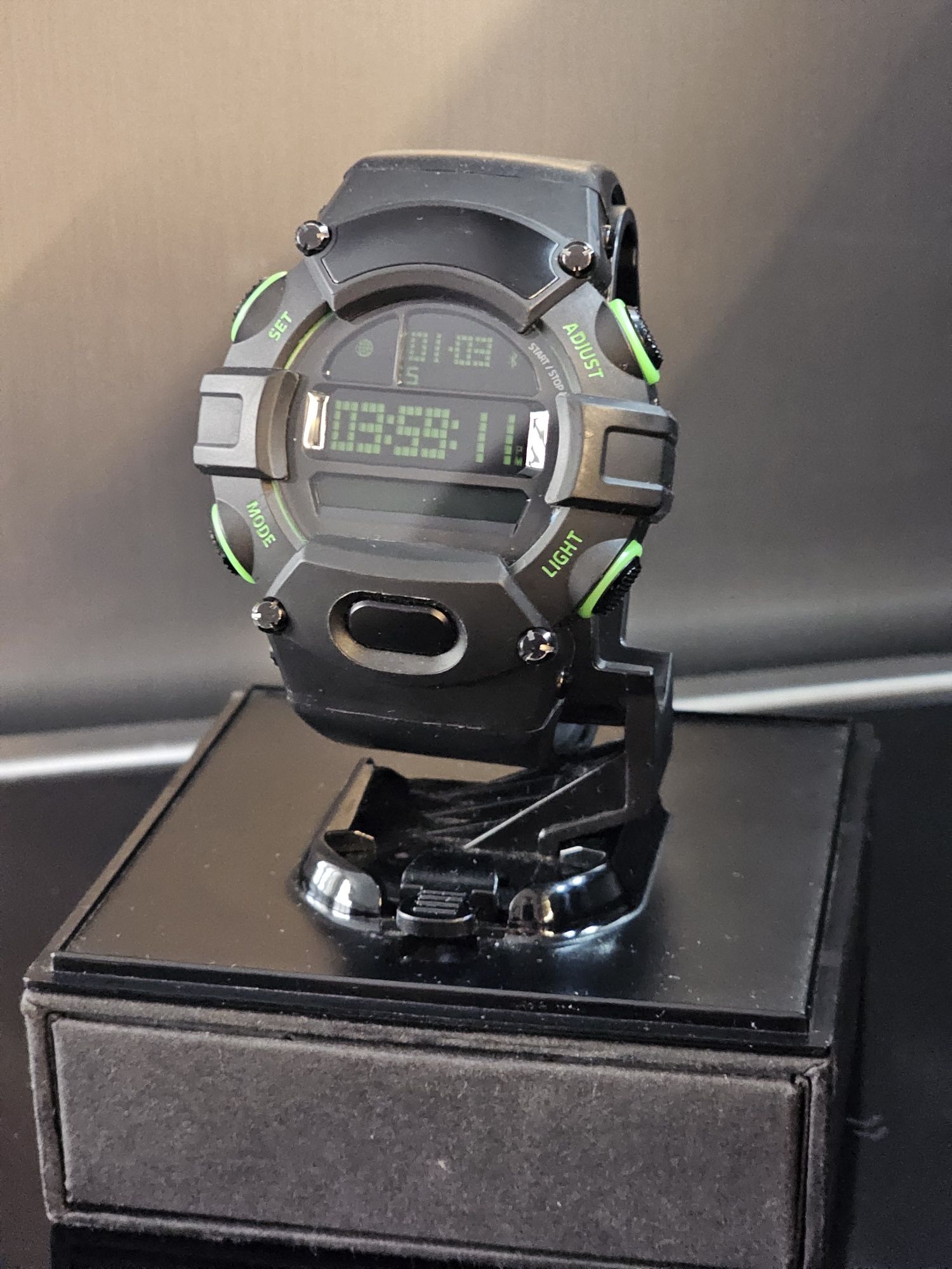 Часовник Razer Nabu