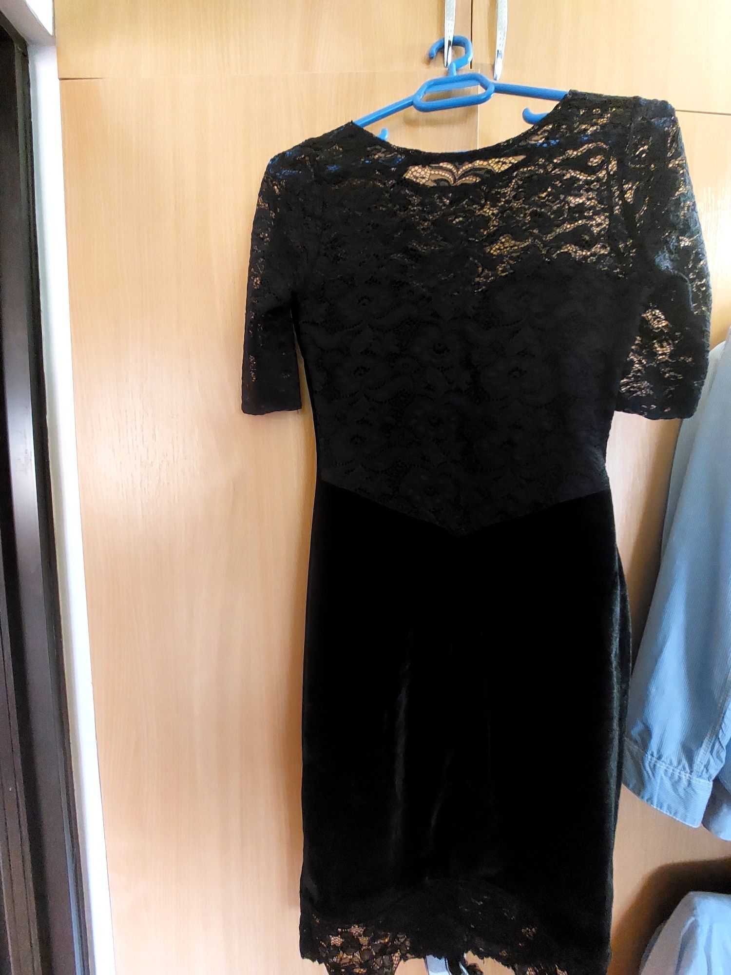 Vând rochie catifea elastica combinata cu dantela la bust și la poale