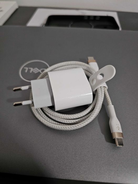 Incarcator si husa iPhone 16