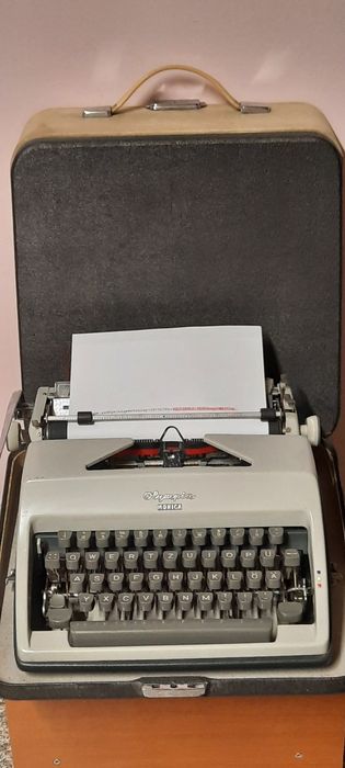 Mașină de scris Olympia Monica impecabilă