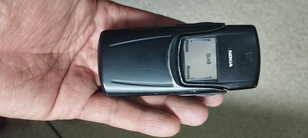 Nokia 8910i.    Nokia 8910i