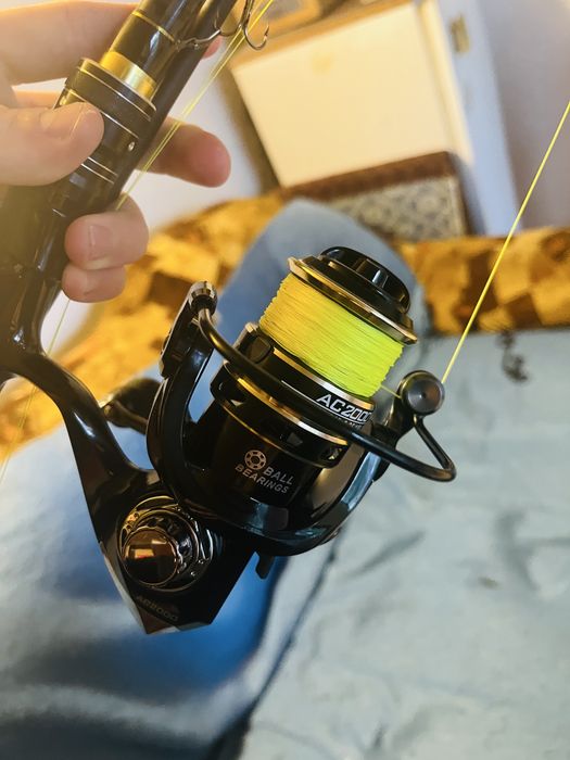 Продавам спидингова въдица за щука със макара и влакно