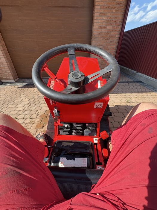 Tractor de tuns iarba