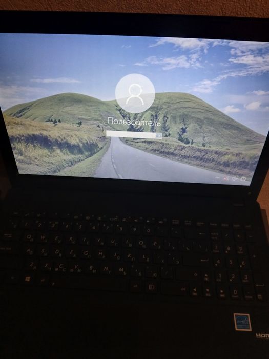 Ноутбук рабочи работает