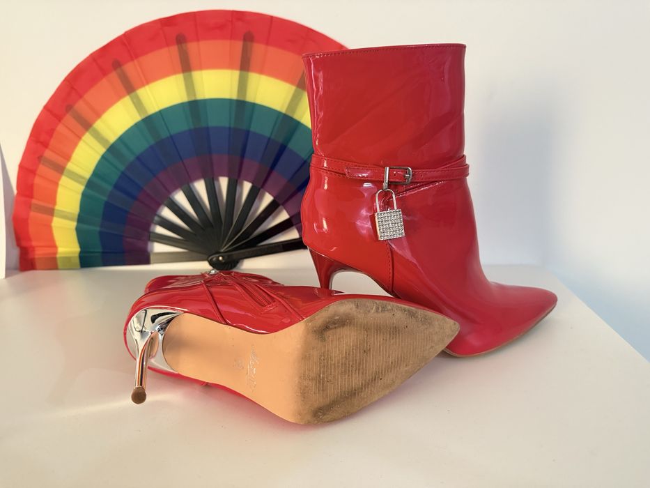 Високи червени боти