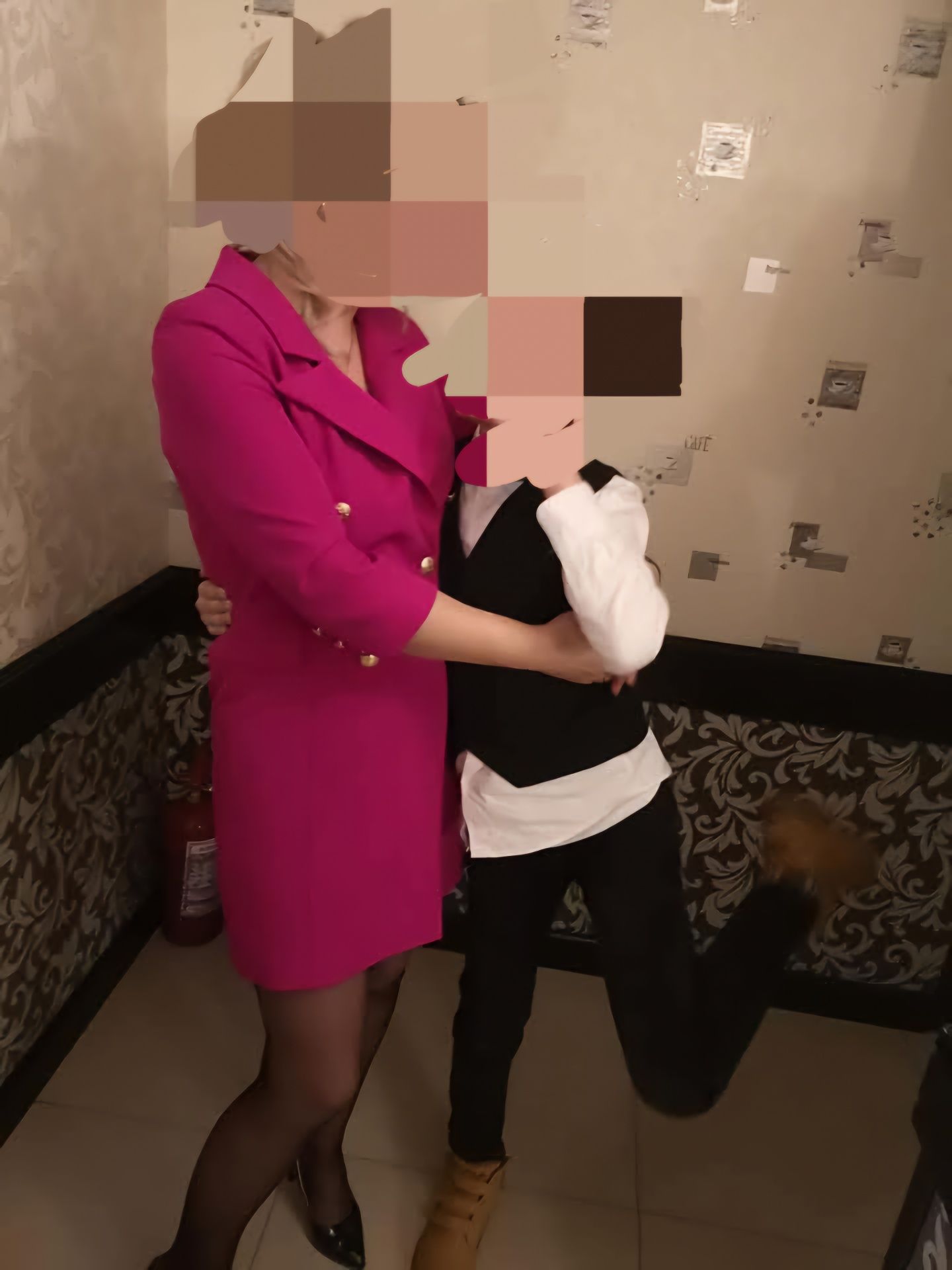 Vând rochițe elegante.