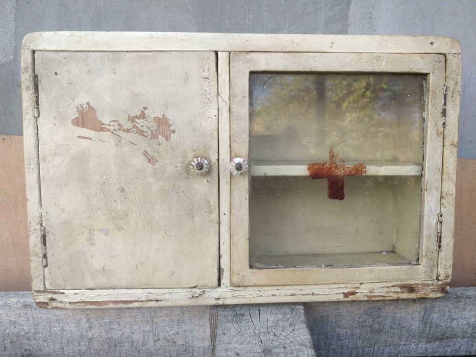 Старинна аптечка в добро състояние