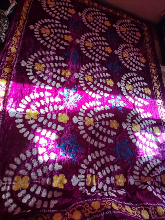 Сюзане, духобада тикилган сузана