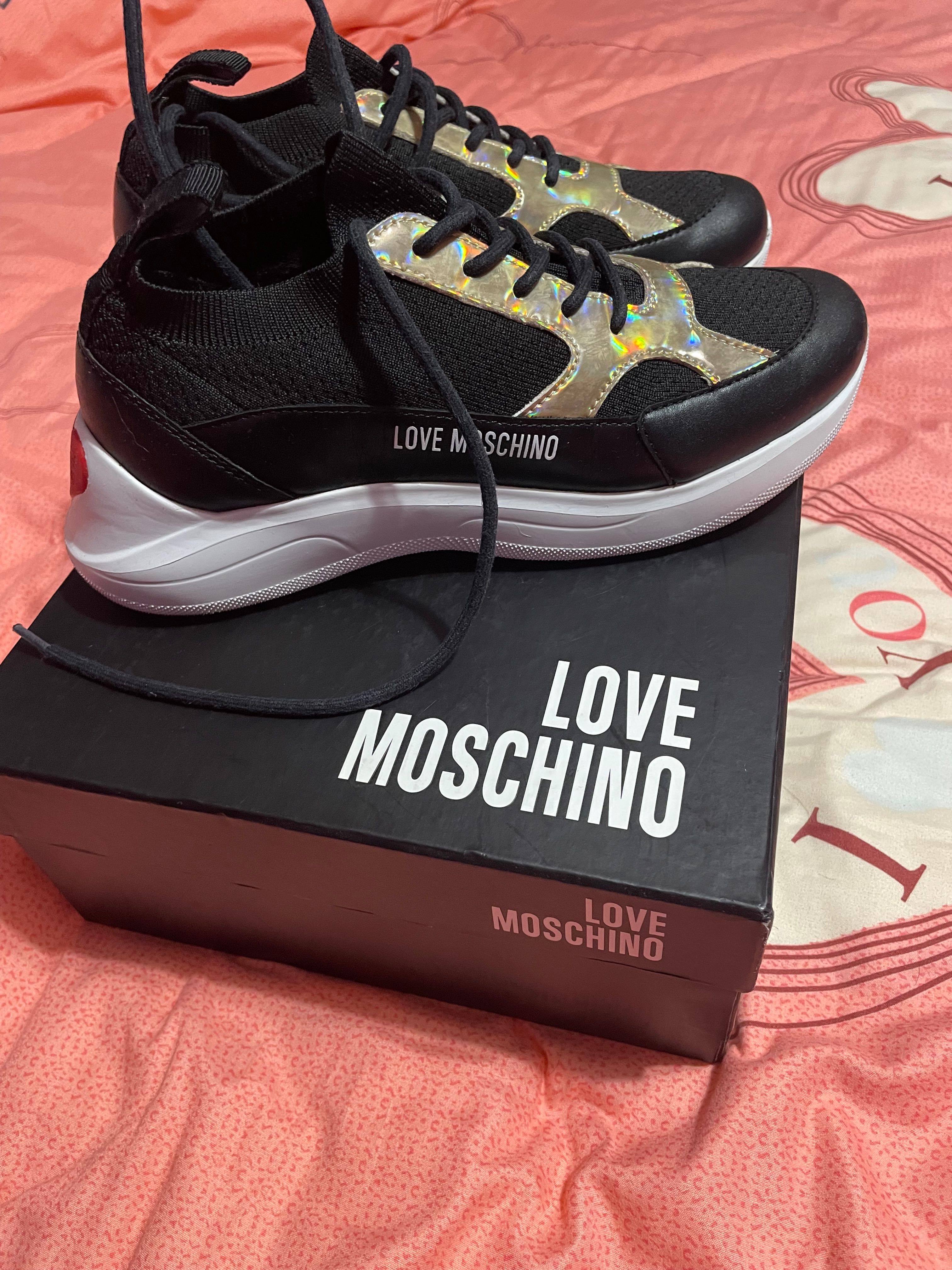 Сникърси Love Moschino
