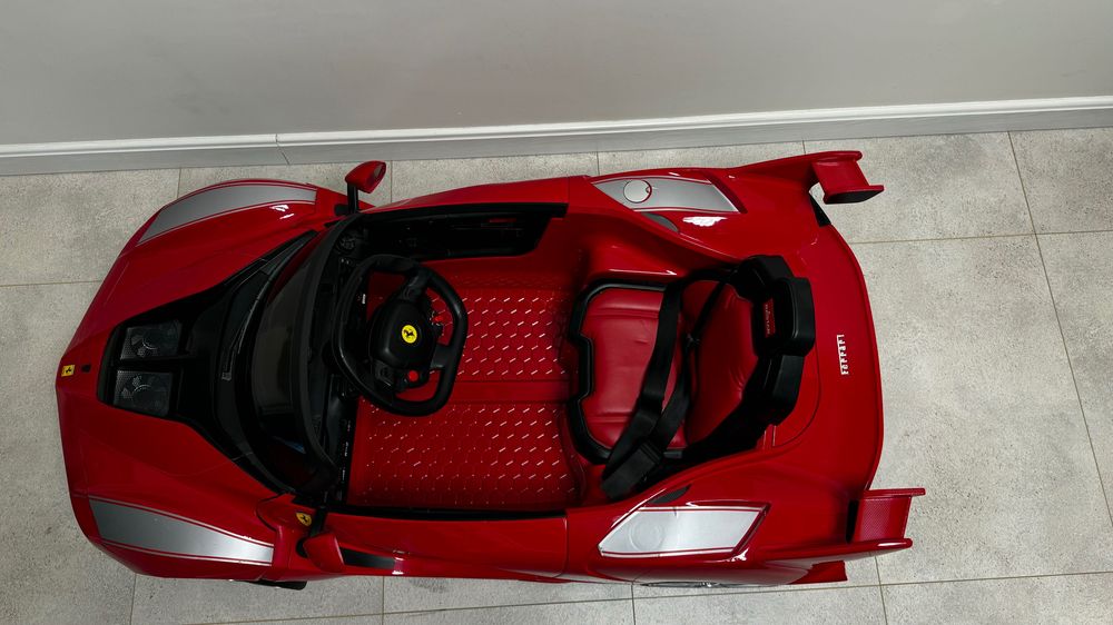 Детская машина. Оригинальная от Ferrari. Куплена в Urban Toys.