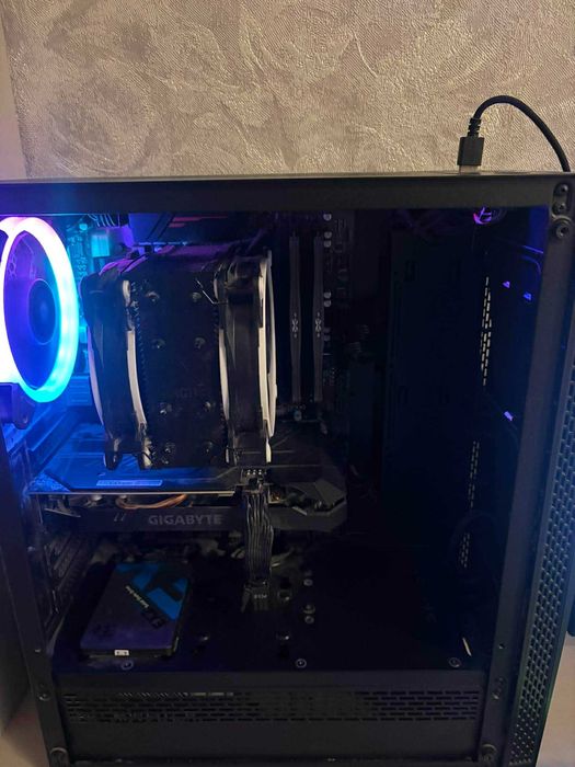 Компютър RTX2060 AMD ryzen 5 3600 +монитор 144hz клавиатура и мишка