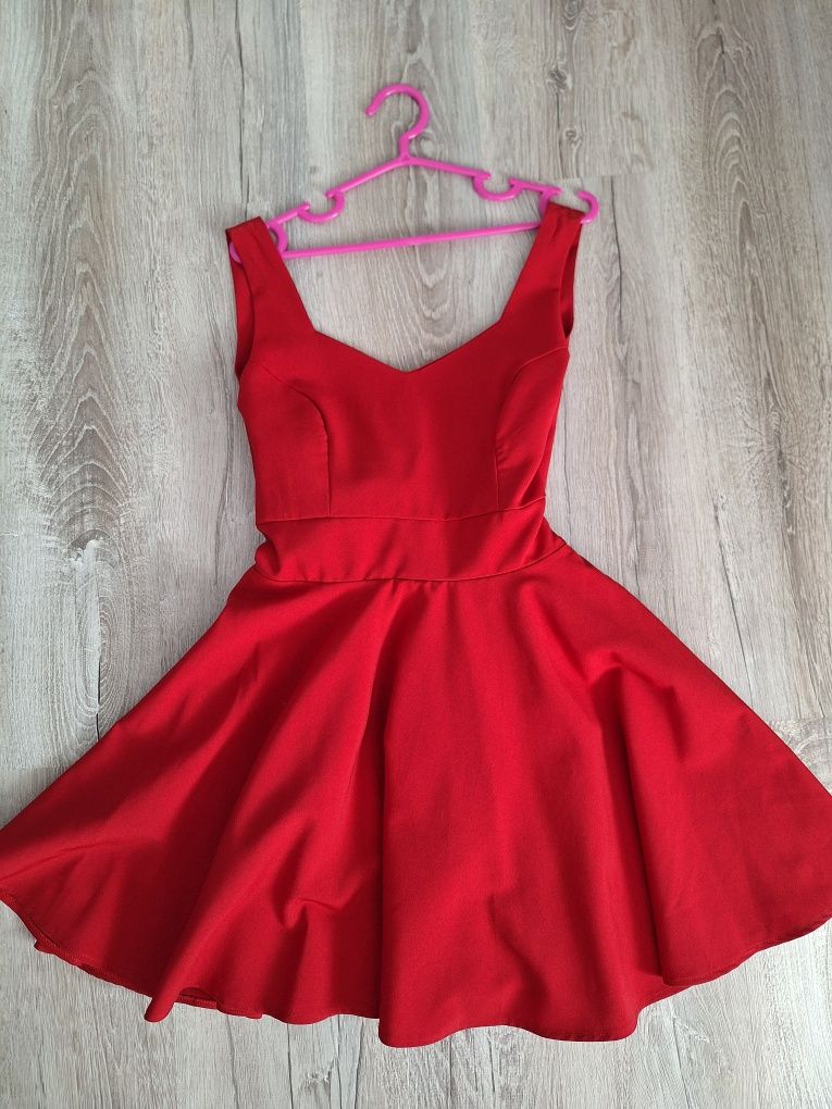 Елегантна червена рокля Мегз с панделка и гол гръб