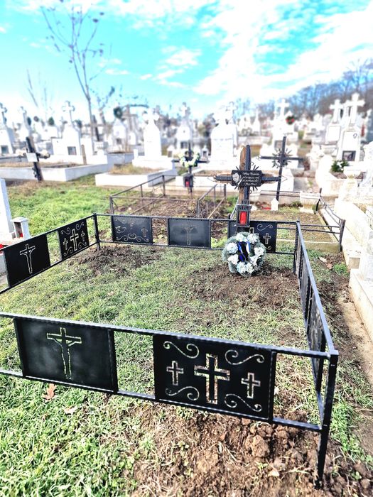 Fotogravura cimitir cruce  masa mormant felinar grilaj granit gard