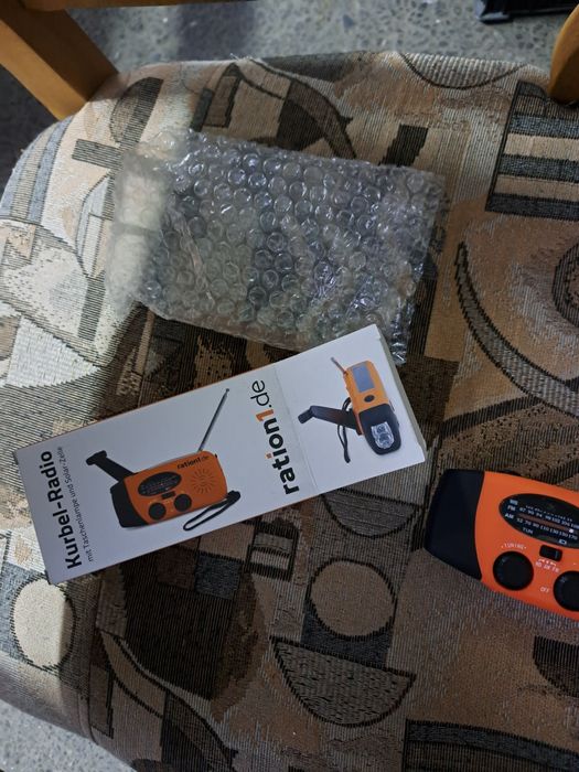 Aparat cu Radio FM/ AM cu lanterna LED 1W incarcare solara