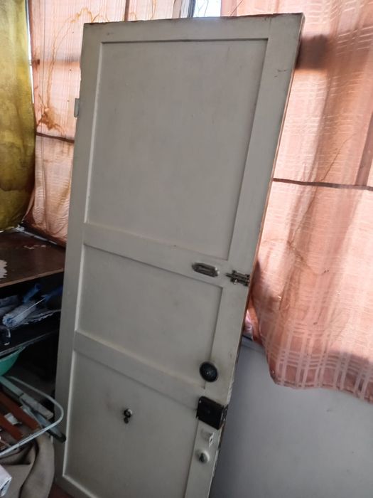 Шкафы, диваны стол дверь кресло