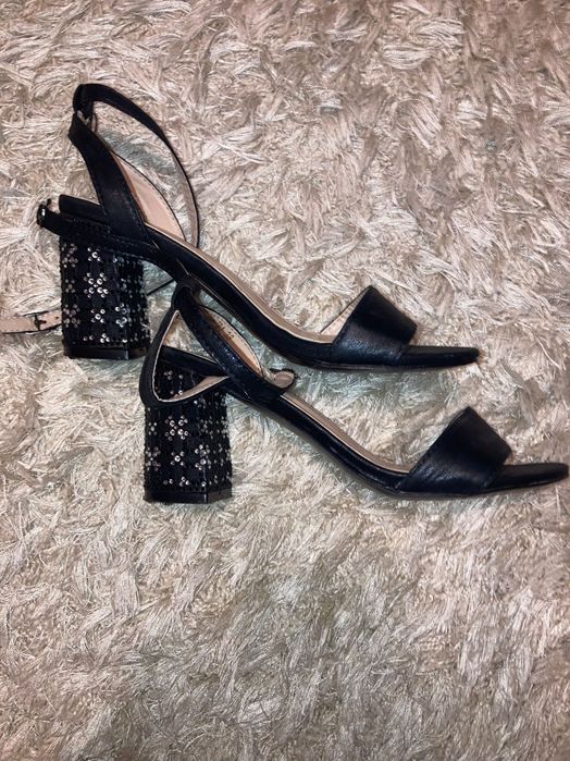 Când sandale negre cu pietricele