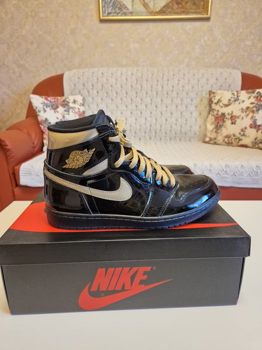 Air Jordan 1 Black Metallic Gold in stare noua, marimea 44