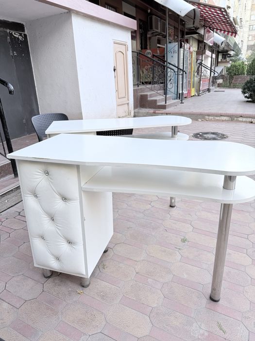 Продается красивый маникюрный стол