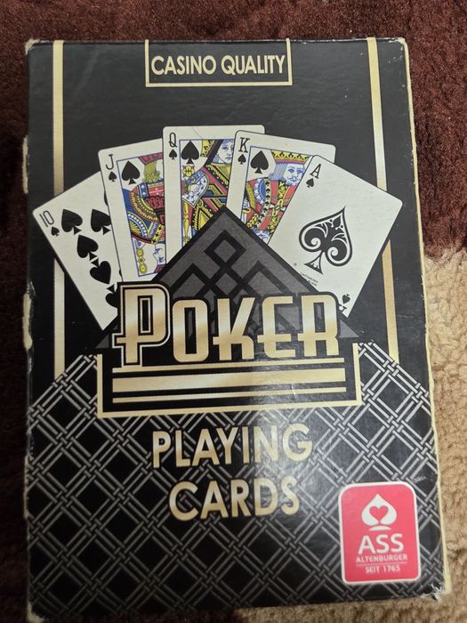 Vand 2 pachete de cărți  de joc