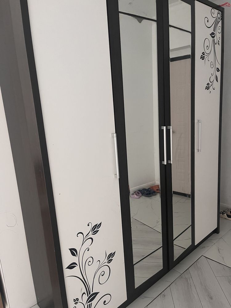 Продается шкафчик 4 дверный