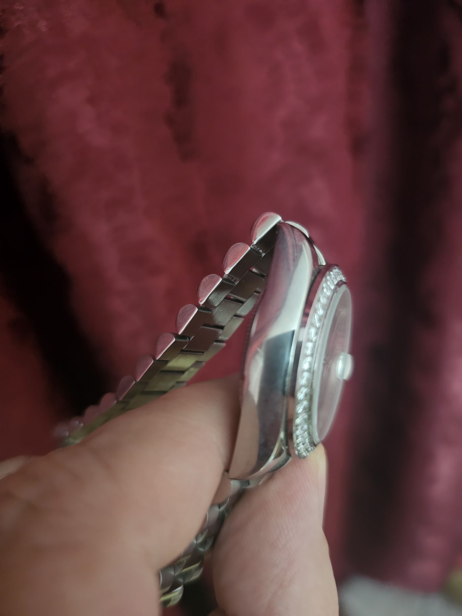 Продаются женские часы.