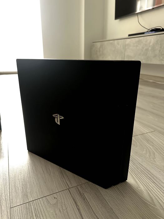 PS4 Pro + 2 manete + cameră video PlayStation