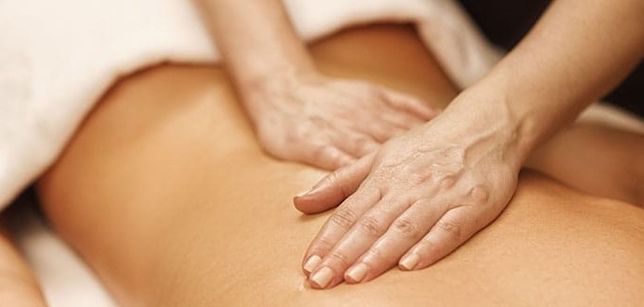 Femeie terapeut maseur, ofer masaj de relaxare