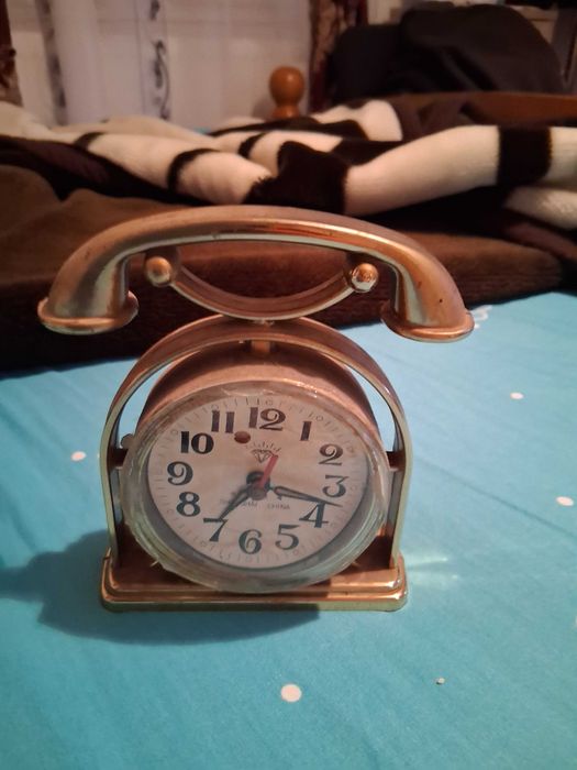 Ceas mecanic vechi de masă