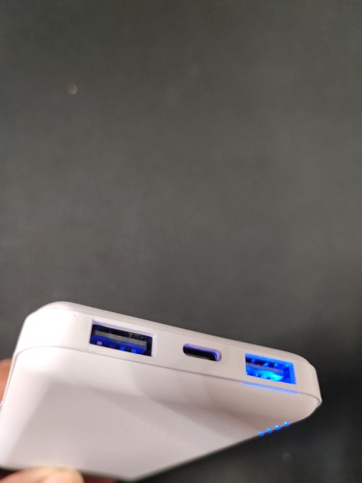 Baterie externă albă