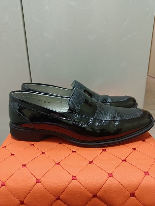 Продам туфли и кеды