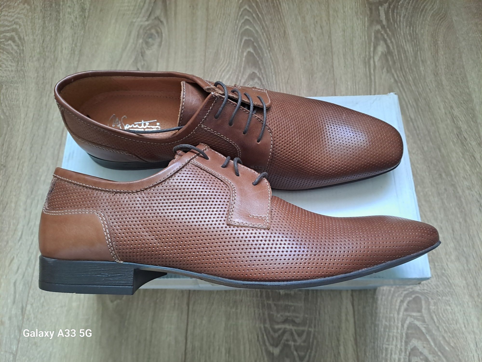 Vand pantofi de vara noi din piele pentru bărbați brand Marco Santini.