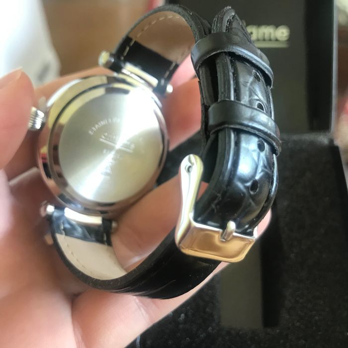 Дамски часовник със сваровски