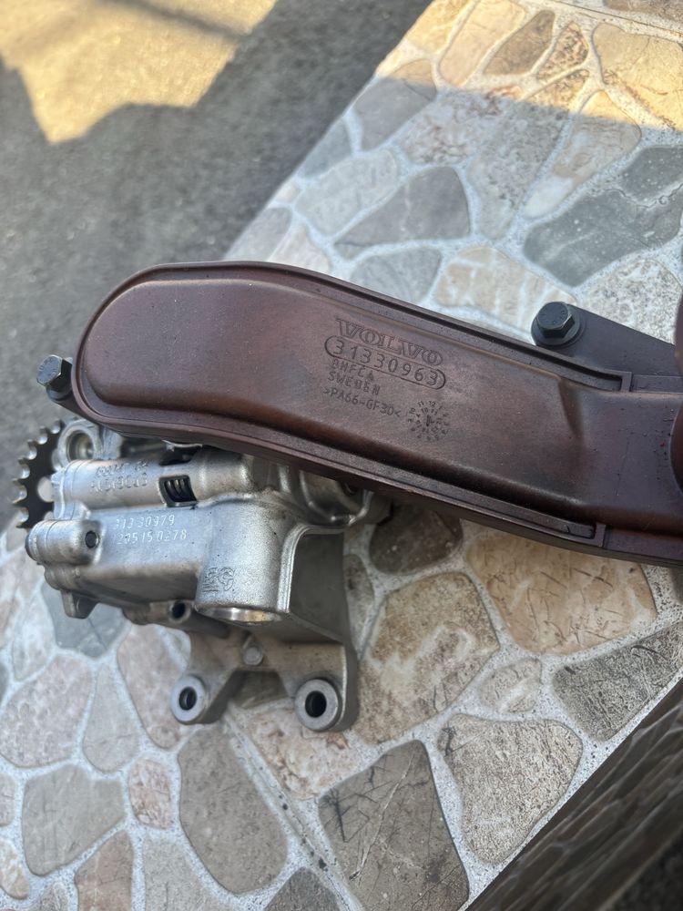 Vând pompă ulei originală volvo, cod 31330979,
