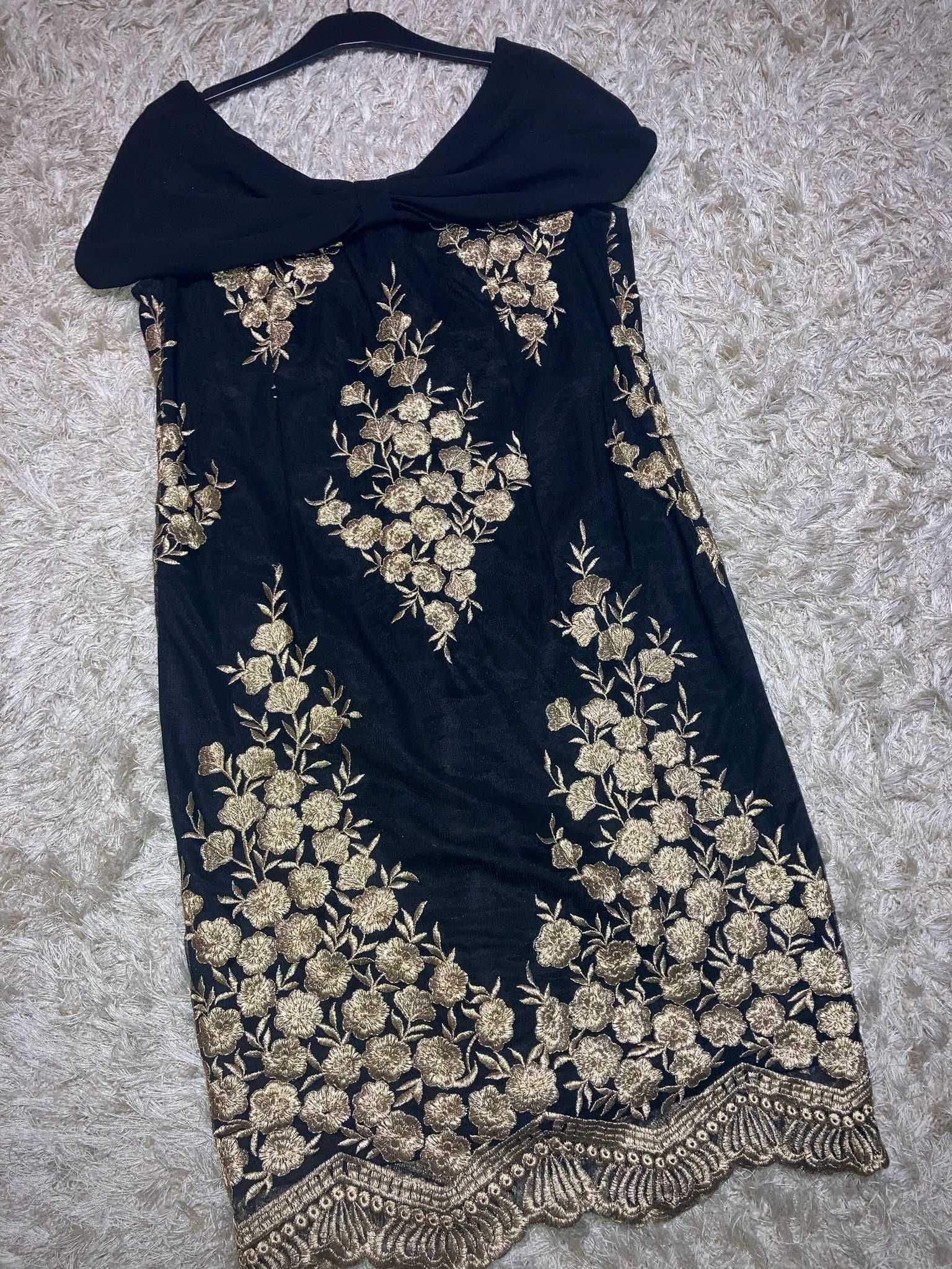 Vând rochie neagră cu broderie aurie/elegantă