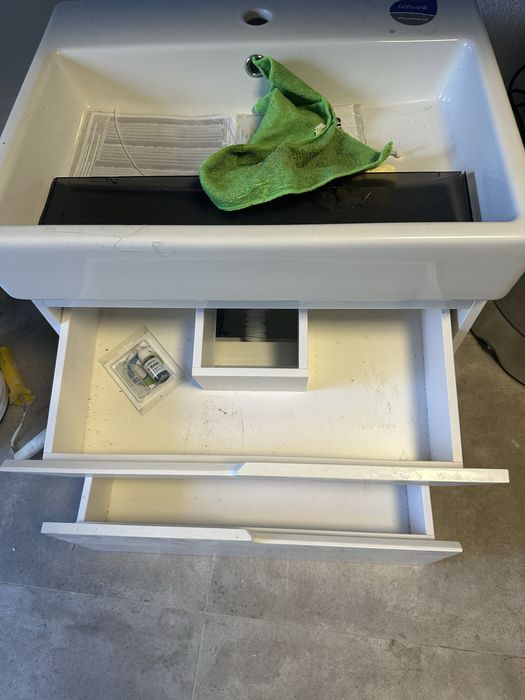 Мивка и шкафчета под нея