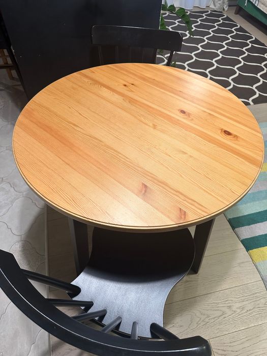 Masa rotunda si 2 scaune IKEA lemn masiv