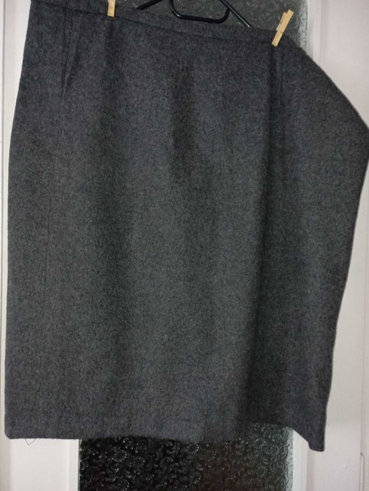 Дамски вълнен костюм – пола и сако за едри дами