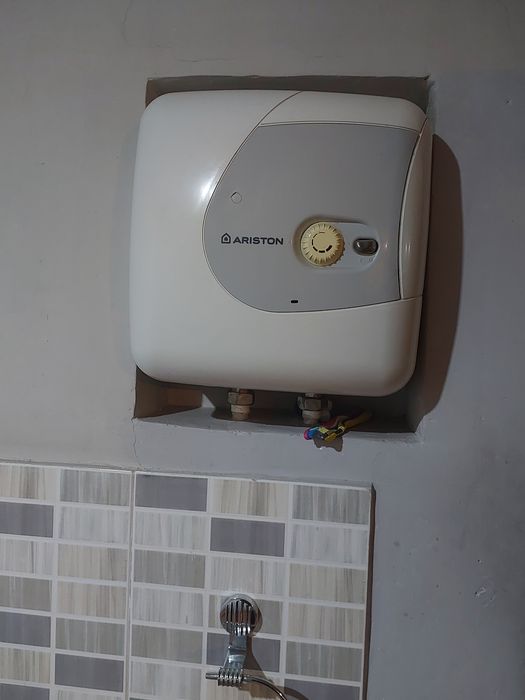 Продам водонагреватель  ARISTON