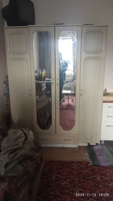 Продам шкаф трех секционный.Ширина 160см высота 204 см