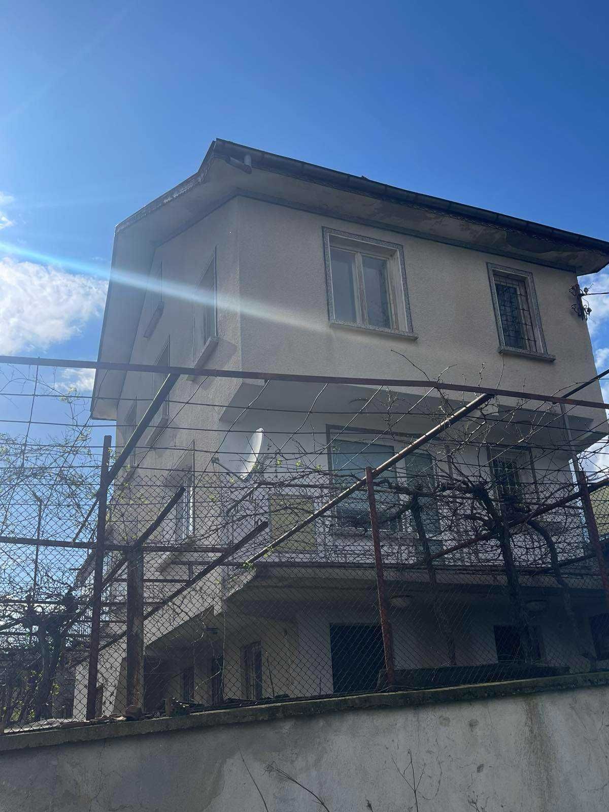 Продава се триетажна къща