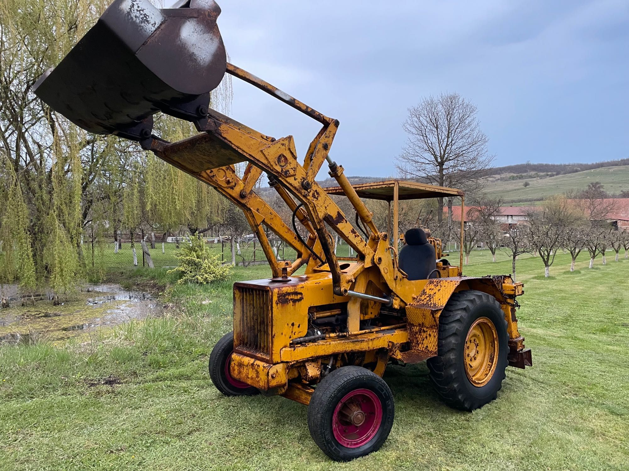 Tractor Fiat încărcător și cupa escavare .