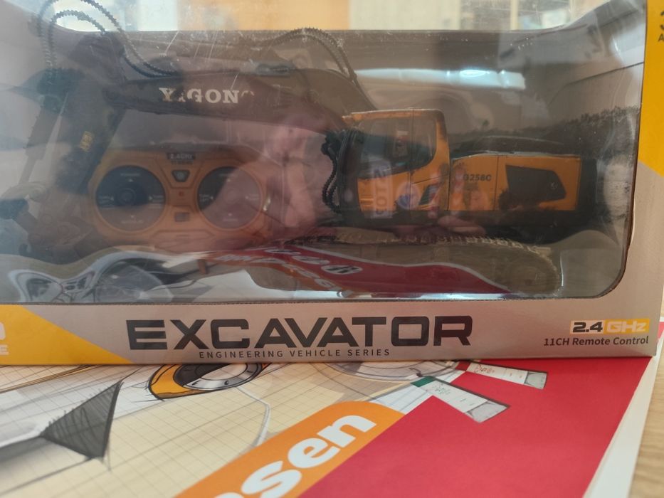 Vând excavator stilizat