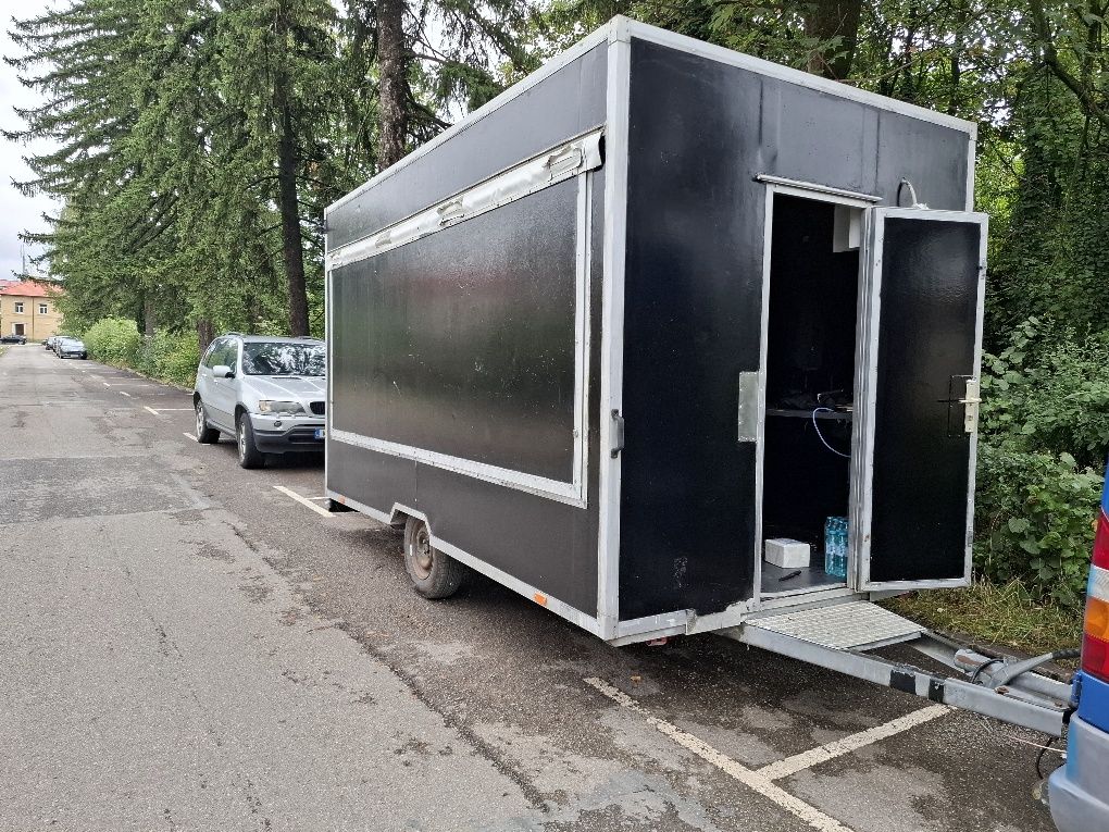 Каравана обурудвана със машини
