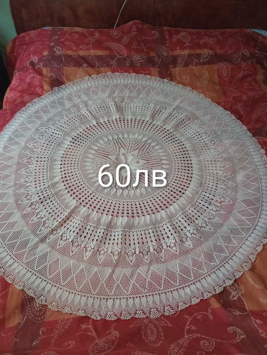 Ръчно плетени покривки и покривала.
