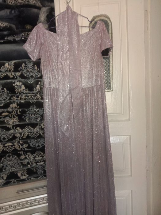 50 oʻlchamda oqshom koʻylagi sotiladi