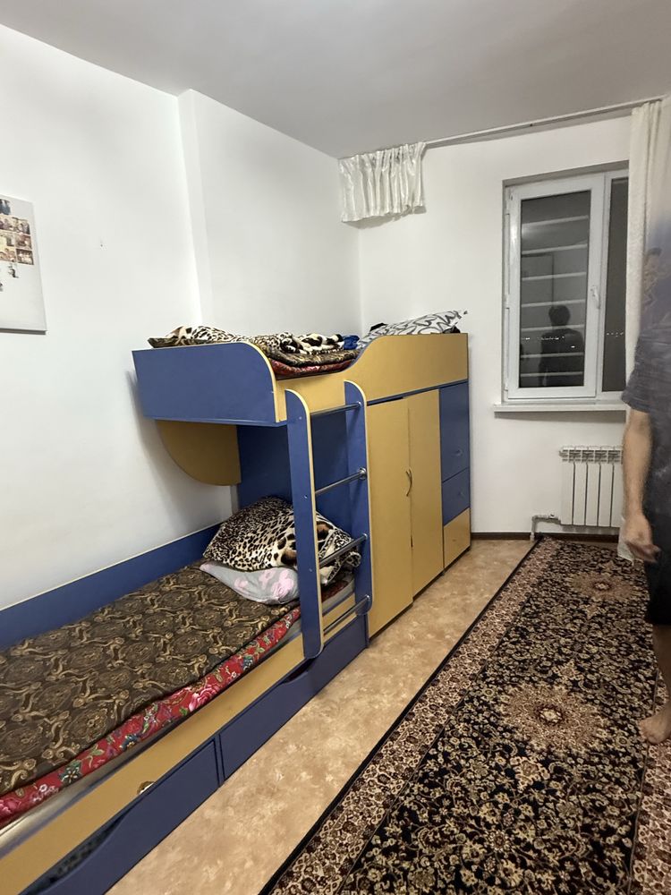 Двухъярусная кровать со встроенным шкафом